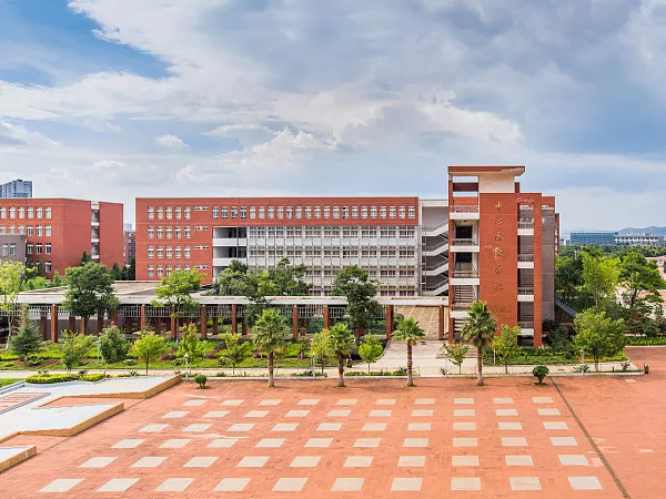 
		院校洗涤装备解决方案
	